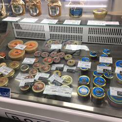 Kaviar , in vielen verschiedenen Sorten und Farben