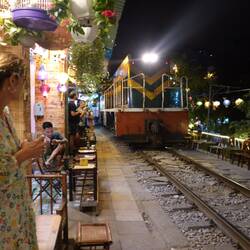 Le train passe au ras des tables des bistrots...