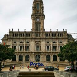 Rathaus mit dem Porto-Schriftzug