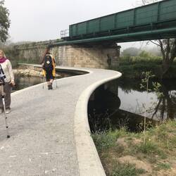 Brücke auf Stelzen am Ortseingang.