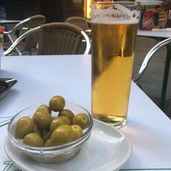 Ein Cerveza mit Oliven als Tapas