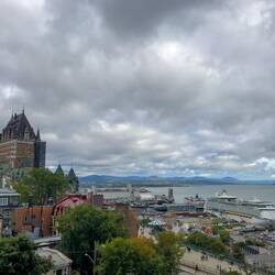 Blick auf die Terrasse Dufferin und einige der riesigen Kreuzfahrtschiffe im Hintergrund