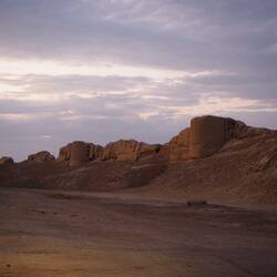 Die ehemaligen Stadtmauern ziehen sich weit durch die Steppenlandschaft