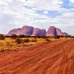 Asphalt erreicht - Kata Tjuta in Sicht!
