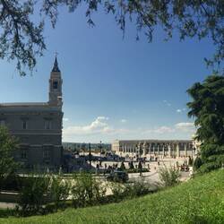 Blick auf die "Almudena-Kathedrale" links und rechts den Königspalast