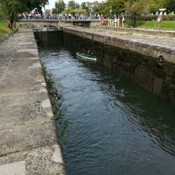 Tina wartet in der Schleuse geduldig bis der Wasserpegel steigt😆