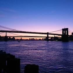 Sonnenaufgang über der Brooklyn Bridge