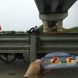Pause pique nique et abri-pluie sous un pont d'autoroute.. J'ai connu mieux