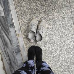 Schuhe aus im Tempel