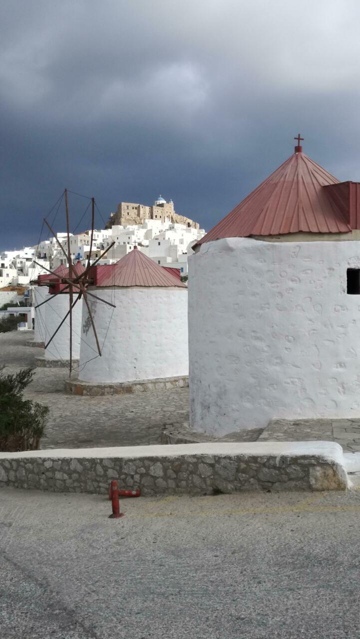 Dunkle Regenwolken über der Festung