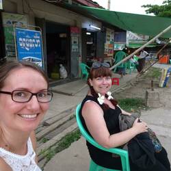 Warten auf den Bus, noch können wir lächeln