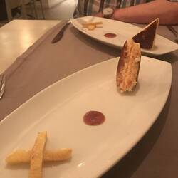 Dessert - Salmon sandwich with chips and ketchup