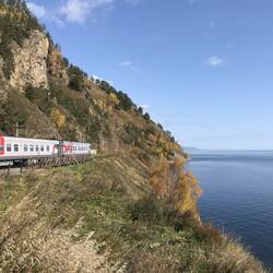 Aussicht auf den See mit Zug