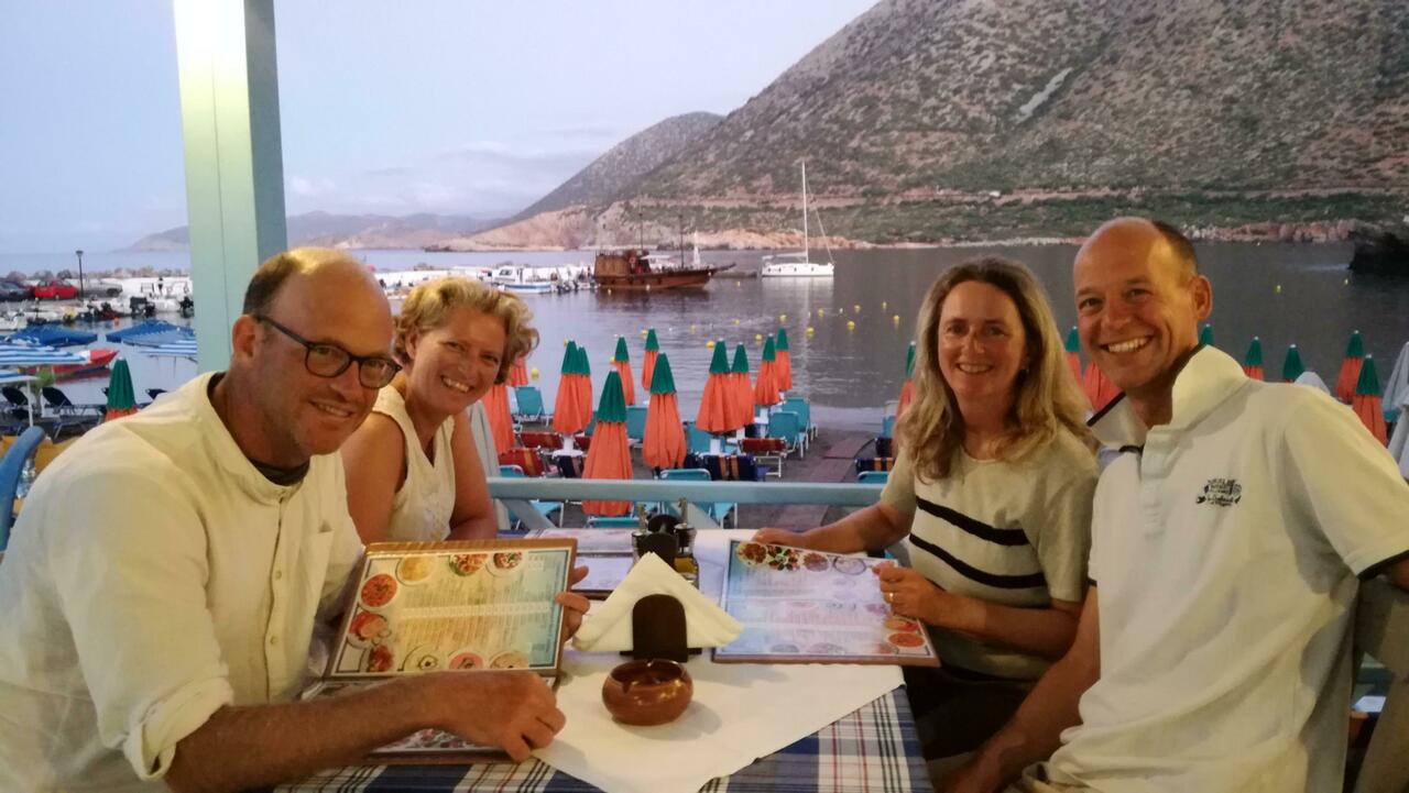 Essen mit Blick auf den Hafen