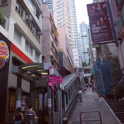 Das ist ein Teil der längsten Aussenrolltreppe