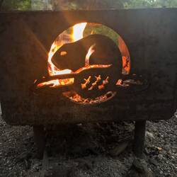 Die Feuerstellen am Campingplatz waren mit dem Parks Canada Logo verziert