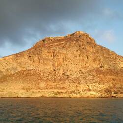 Die Festung thront auf der Insel in der Morgensonne