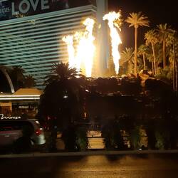 "Vulkanausbruch" vor dem Mirage Hotel