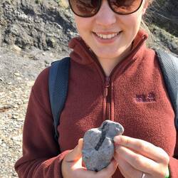 Fossilien findet man hier viele. Hier ein Pflanzenteil.