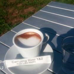 Nette Begrüßung auf Rino, als Gastgeschenk zu meinem Platz gebracht. Slivo und Espresso.