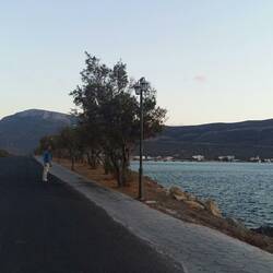Langer Weg in das verschlafene Dorf