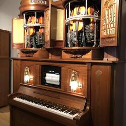 Mechanical musical cabinet with violins