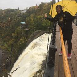 Auf der Hängebrücke über dem Wasserfall