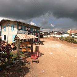 "Tankstelle" auf dem Dorf - Diesel wird hier in Glasflaschen gefüllt und verkauft