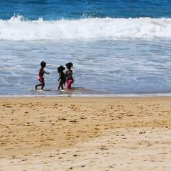 Das Wasser ist verdammt kalt aber die Kinder sind mutig