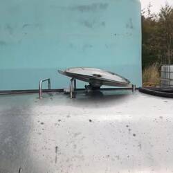 Futtersirup auftanken bei Großimker Paul Kittilsen in Truro.