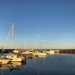Hier steht Leonards altes Segelboot Seaclusion im Sonnenuntergang