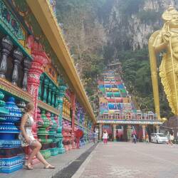 Der farbige Weg hinauf zu der Batu Cave