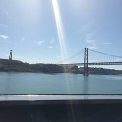 Die Brücke des 24. April und die Cristo-Rei-Statue.