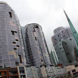 2016 war hier nur der "kleine" Bell-Turm vorhanden (rechts, der grüne). Links das neue Ritz-Hotel.