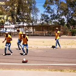 Tänzer am Straßenrand