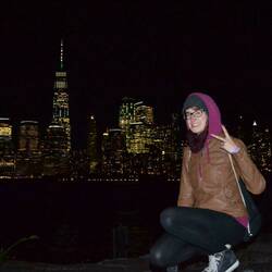 Vor der Skyline von Manhattan