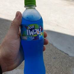 Blaue Fanta, in Thailand heißt sie "Kamikaze" und schmeckt besser als die hier viel zu süße Sprite.