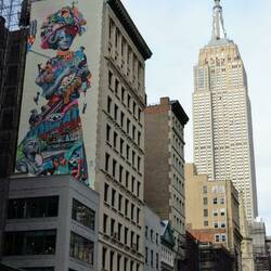 Das Empire State Building, ehemals das höchste Gebäude der Welt (rechts)