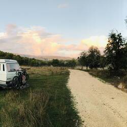 Idyllischer Stellplatz mit Kuhglocken-Geklimper