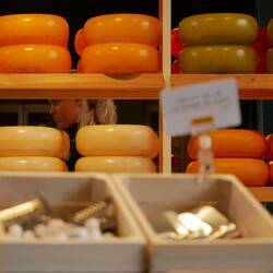 Frau Antje bringt Käse aus....