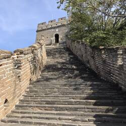 Sehr steile Treppe auf der Mauer...