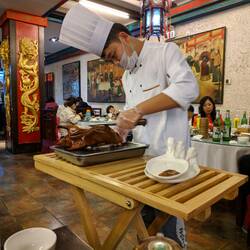 Die Peking Ente wird am Tisch zerlegt...
