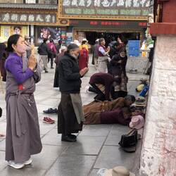 Praying at the Jokang Temple
