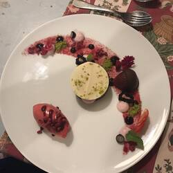 Walnut Brownie with red fruits