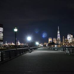 Links Jersey City - rechts Manhattan (vom Hudson River Walkway aus gesehen)
