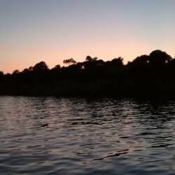 Sonnenuntergang hinter der Insel