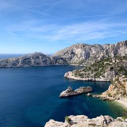Von hinten nach vorne: Calanque de Morgiou, de Sugiton, des Pierres Tombées