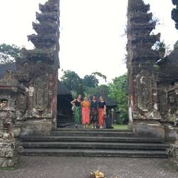 Die Mädelstruppe beim Tempel