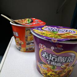 Unser Abendessen (mind. 50% der Chinesen im Zug hatten das gleiche 🙃)