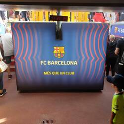 Und hier geht es raus: Links der FCB und rechts die Gäste.